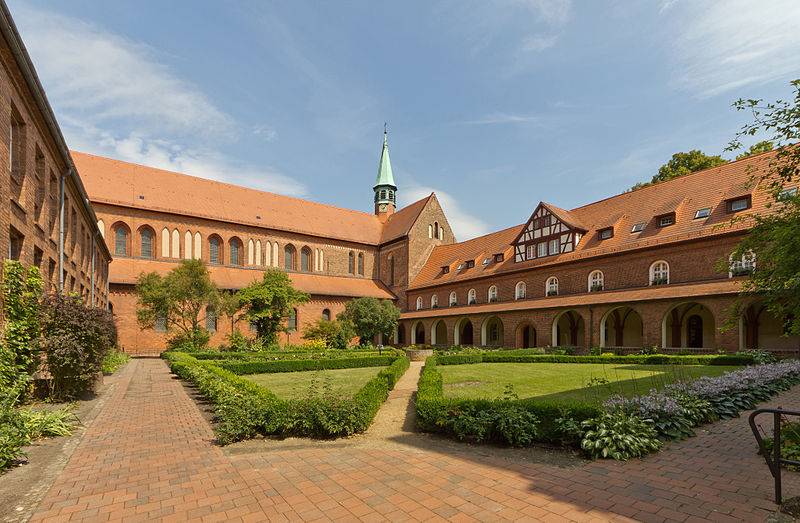 Cloister garden courtyard and St. Marien church (rear) of the Kloster Lehnin (Lehnin abbey, a German Brick Gothic era monastery near Brandenburg/Havel, in Landkreis Potsdam-Mittelmark, Brandenburg).<br>
	                <span class=%22copy%22>
                    &copy; A.Savin [CC-BY-SA-3.0-2.5-2.0-1.0], <a href=%22#%22 target=%22_blank%22>via Wikimedia Commons</a>
                </span>
	                